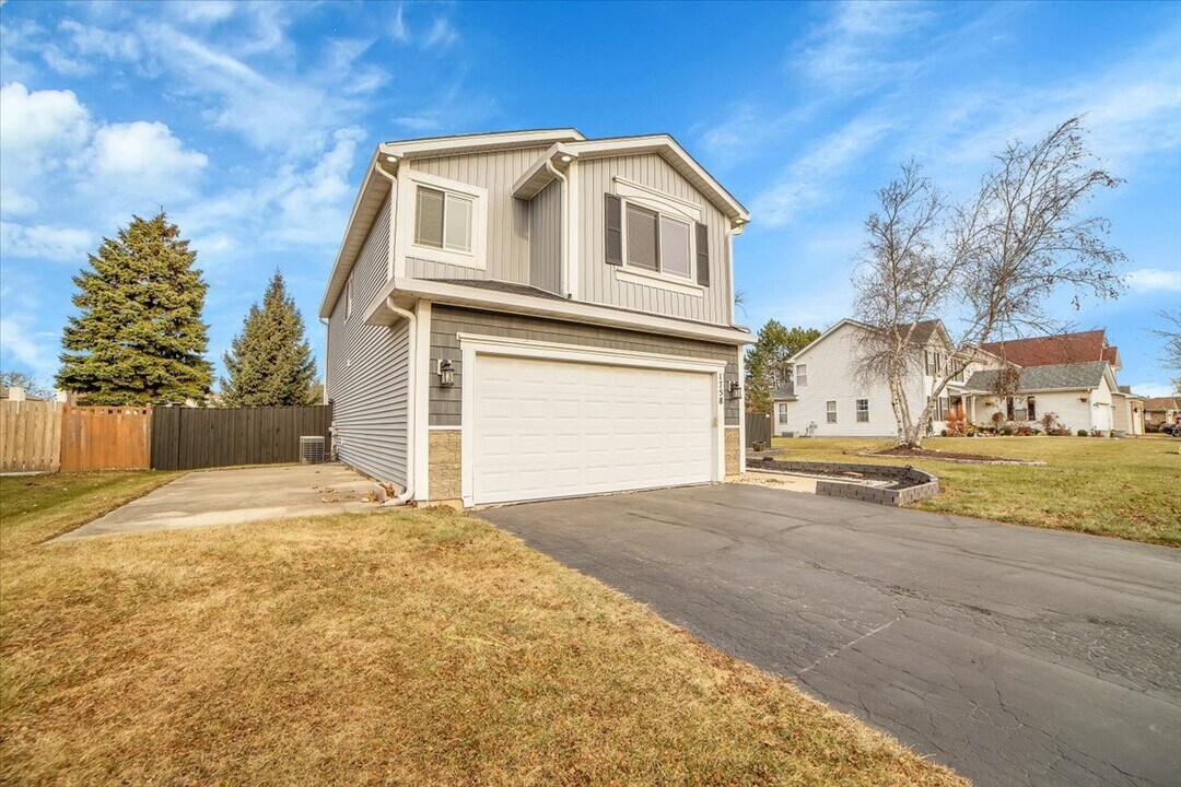1758 Red Bud Rd in Bolingbrook, IL - Building Photo