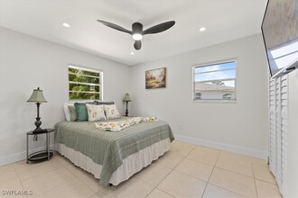 2250 Poinciana St in Naples, FL - Foto de edificio - Building Photo