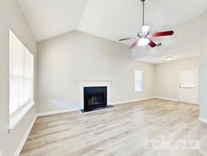 1221 Brown's Country Ln in Locust Grove, GA - Foto de edificio - Building Photo