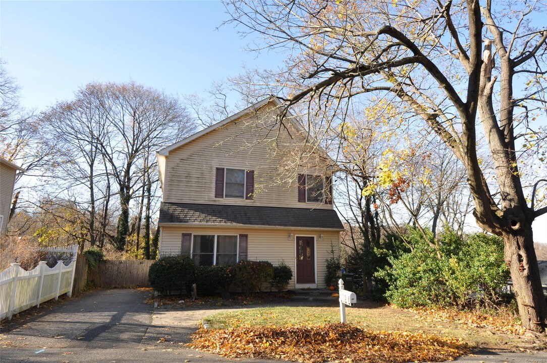 36 Thorne Ln in Port Jefferson, NY - Building Photo