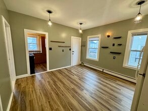 61 John St, Unit 2 in Pawtucket, RI - Foto de edificio - Building Photo