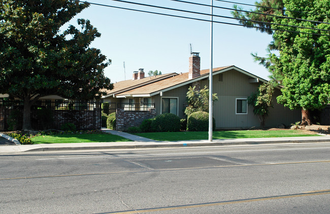 Parkside Villa Apartments in Fresno, CA - Building Photo - Building Photo