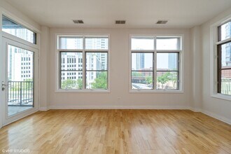 330 N Clinton St in Chicago, IL - Building Photo - Building Photo