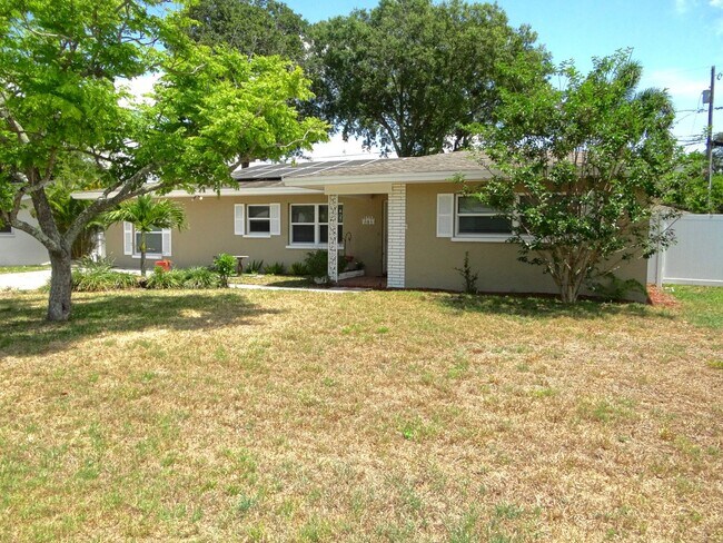 1805 Greenhill Dr in Clearwater, FL - Building Photo - Building Photo