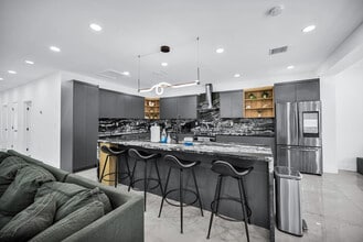 112 NW 53rd St in Miami, FL - Foto de edificio - Building Photo