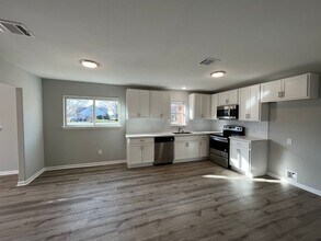 1942 Center St in Baytown, TX - Building Photo - Building Photo