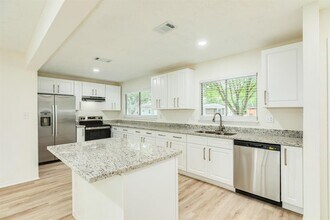 408 Gardenia St in Lake Jackson, TX - Building Photo - Building Photo