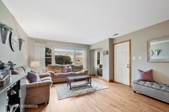 235 Johnson St in Palatine, IL - Building Photo - Building Photo