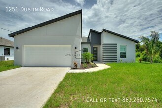 1251 Dustin Rd in North Port, FL - Foto de edificio - Building Photo