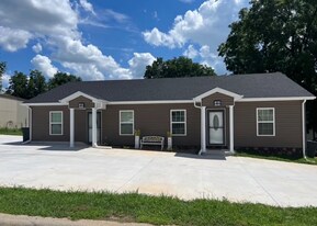 204-204 Elliott Wy in Decherd, TN - Building Photo