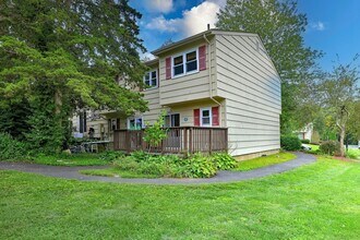 55 Lantern Park Dr in Naugatuck, CT - Foto de edificio - Building Photo