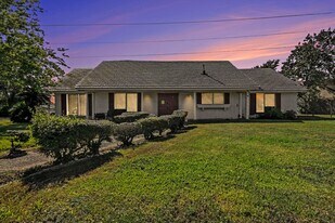 5001 Glenhaven Dr in Baytown, TX - Building Photo