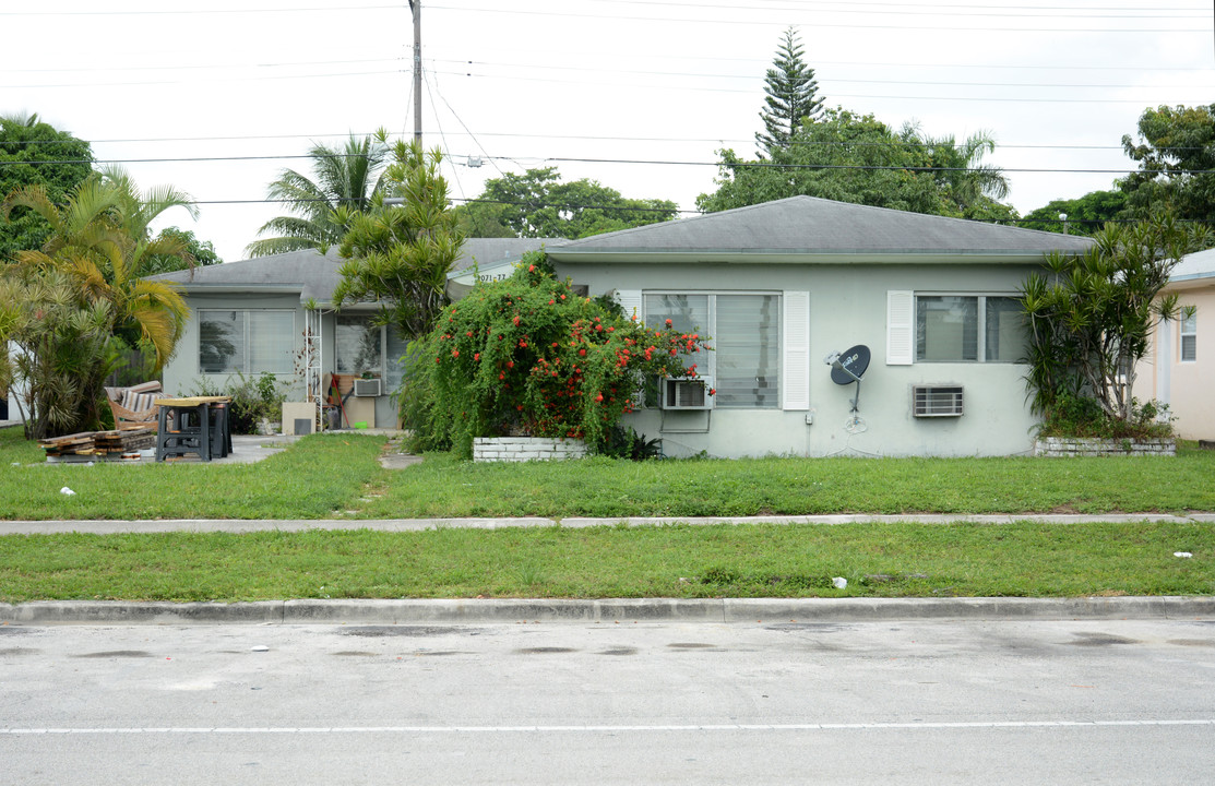 2071-2077 NE 172nd St in Miami, FL - Building Photo