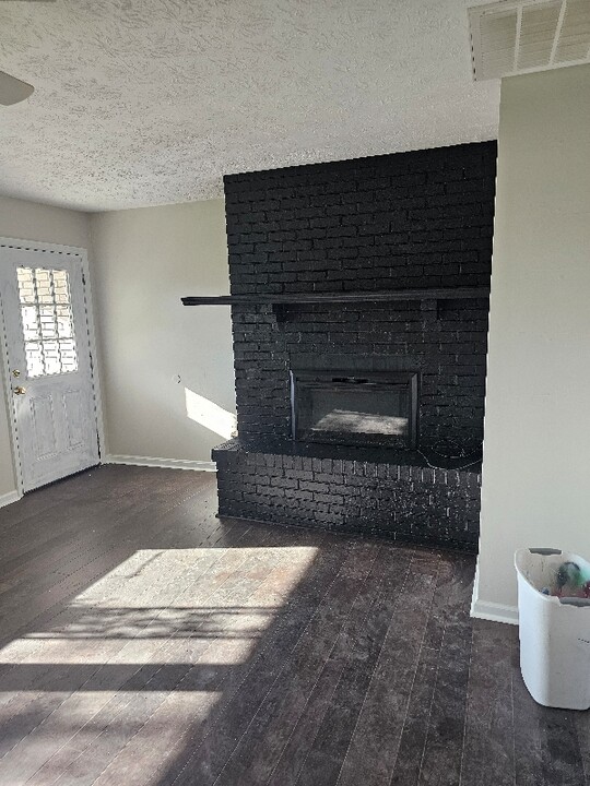 449 Keene Troy Pike in Versailles, KY - Building Photo
