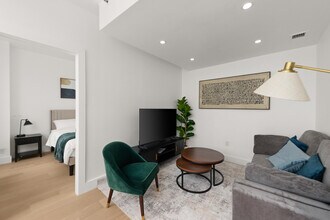 19-23 Saint Marks Place-SI ID1499940P, Unit SI ID1499940P in New York, NY - Foto de edificio - Building Photo