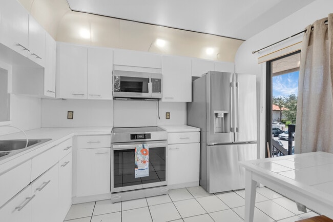 300 E Club Cir, Unit 203 in Boca Raton, FL - Building Photo - Building Photo