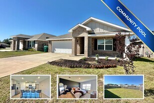 4659 Honor Guard Wy in Crestview, FL - Building Photo