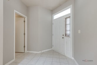 708 Valley View Ct in Aurora, IL - Building Photo - Building Photo