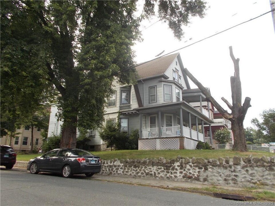 131 Bunker Hill Ave in Waterbury, CT - Building Photo