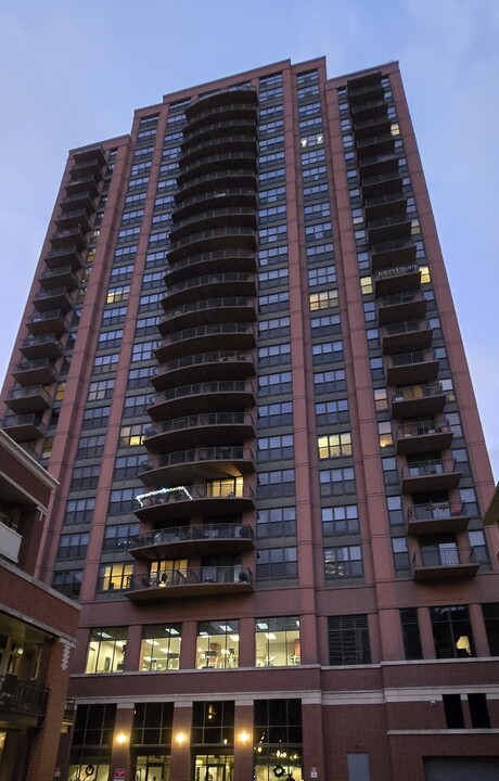 330 N Jefferson St, Unit 1407 in Chicago, IL - Building Photo