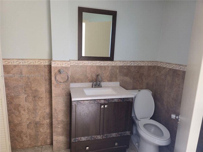 3872 NW 76th Ave in Sunrise, FL - Foto de edificio - Building Photo
