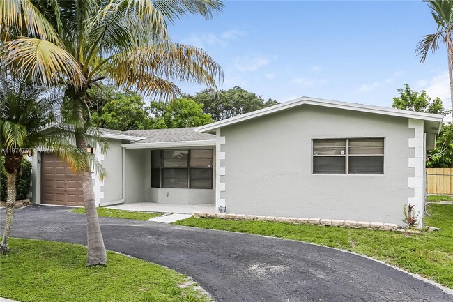 5011 NW 17th St in Lauderhill, FL - Building Photo - Building Photo