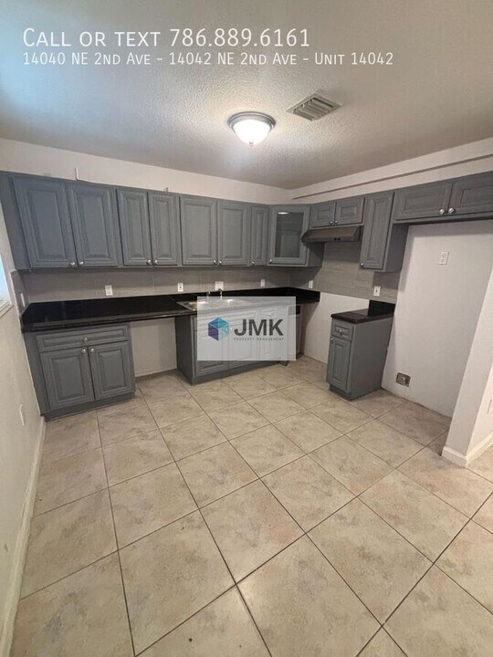 14040 NE 2nd Ave in Miami, FL - Building Photo