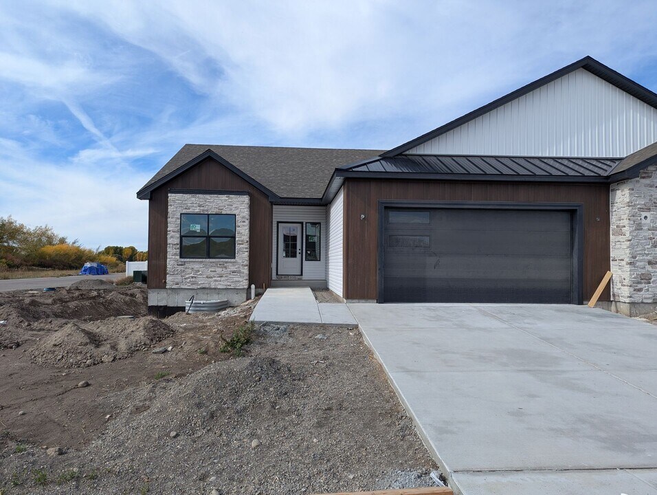 686 S Cutler Ave in Sugar City, ID - Building Photo