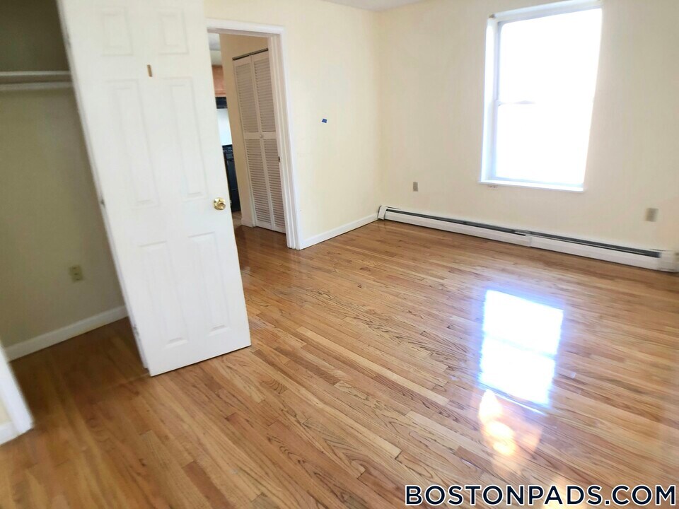 28 Fleet St in Boston, MA - Building Photo