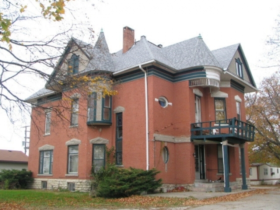 109 E Lane St in Winterset, IA - Building Photo