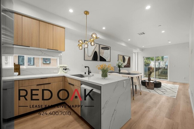 2001 Vista Del Mar Ave in Los Angeles, CA - Building Photo - Building Photo