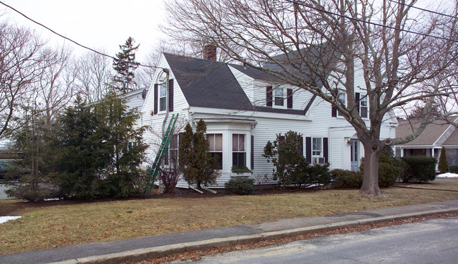 37 School St in Hyannis, MA - Foto de edificio - Building Photo