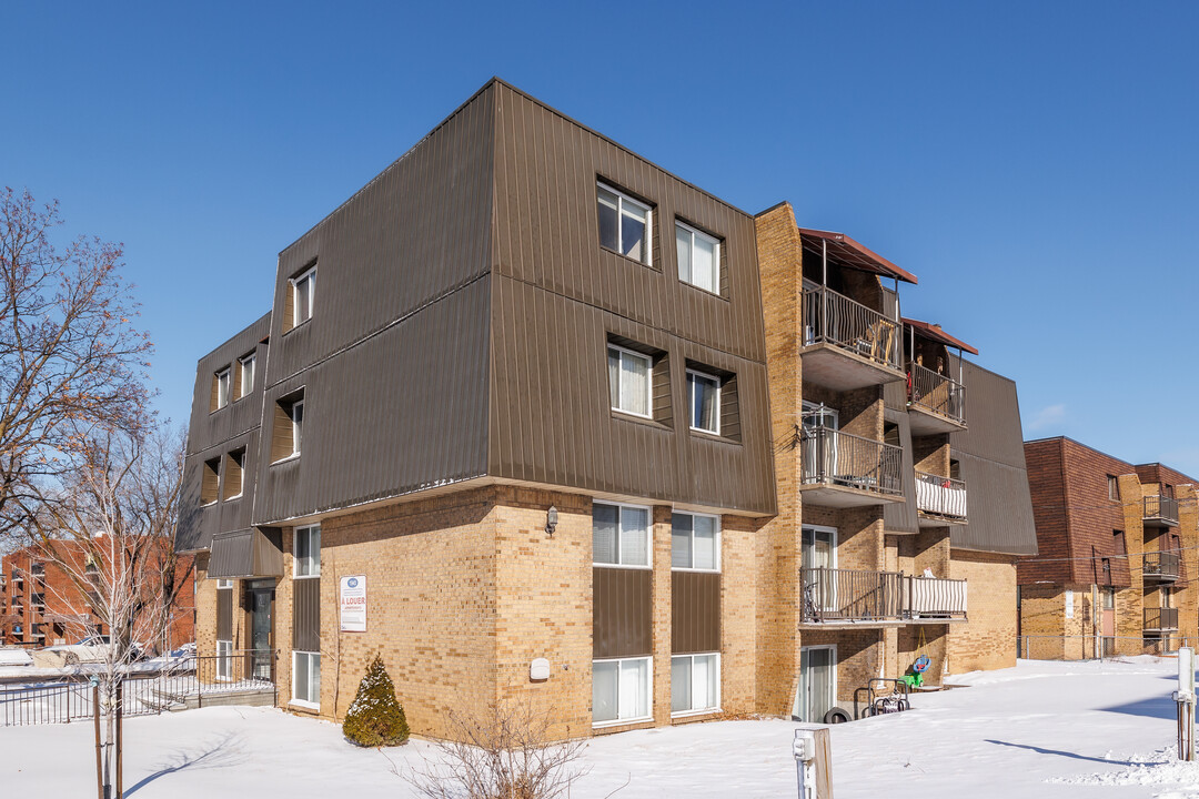 1945 Le Corbusier Boul in Laval, QC - Building Photo