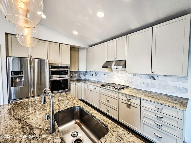 1022 Northpointe Bluff Dr in Anchorage, AK - Building Photo - Building Photo