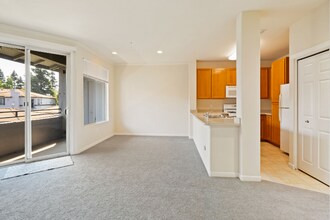 5201 Laguna Oaks Dr in Elk Grove, CA - Building Photo - Building Photo