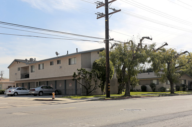 5260 Orange Ave in Long Beach, CA - Foto de edificio - Building Photo