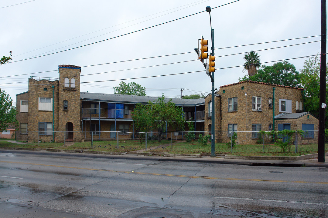 Mary Louise Apartments in San Antonio, TX - Building Photo