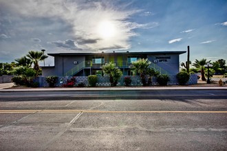 Sunshine Apartments in Scottsdale, AZ - Building Photo - Building Photo