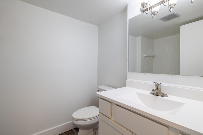 Carlyle Tower Apartments - Southfield, MI