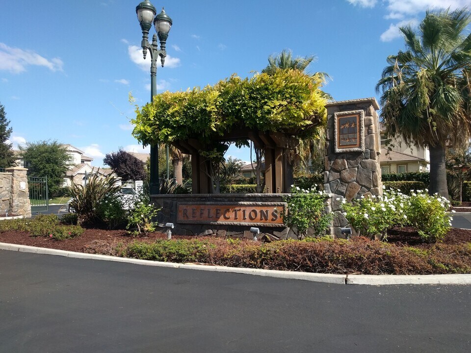 1417 Oasis Ln in Patterson, CA - Building Photo
