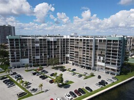 400 Leslie Dr in Hallandale Beach, FL - Building Photo