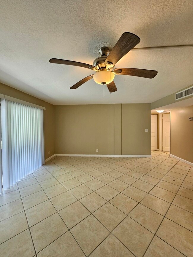 2050 N Congress Ave in West Palm Beach, FL - Building Photo - Building Photo