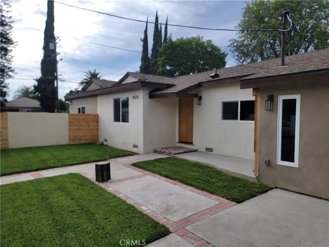 18725 Bassett St, Unit 2 in Los Angeles, CA - Building Photo - Building Photo