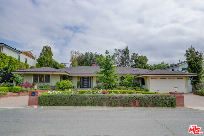 16314 Meadow Ridge Rd W in Los Angeles, CA - Building Photo - Building Photo