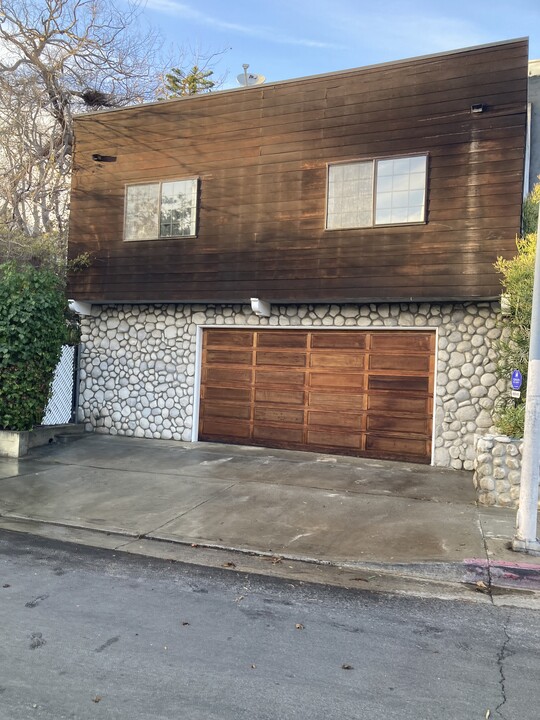 150 Amalfi Dr in Santa Monica, CA - Building Photo