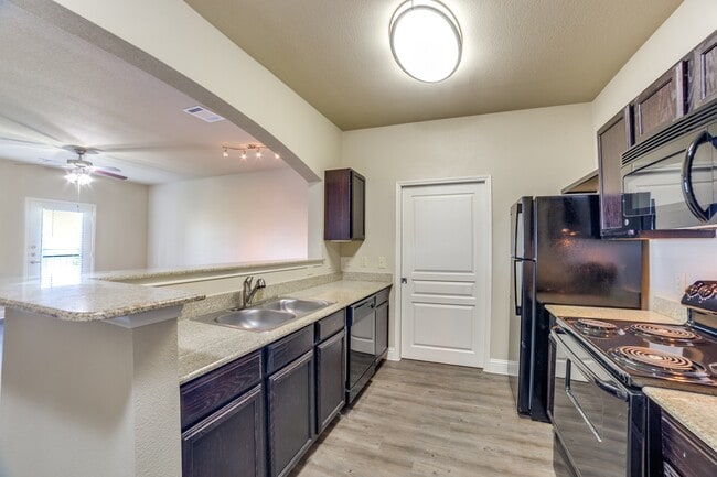 LUXE AT 1300 in Waco, TX - Foto de edificio - Building Photo