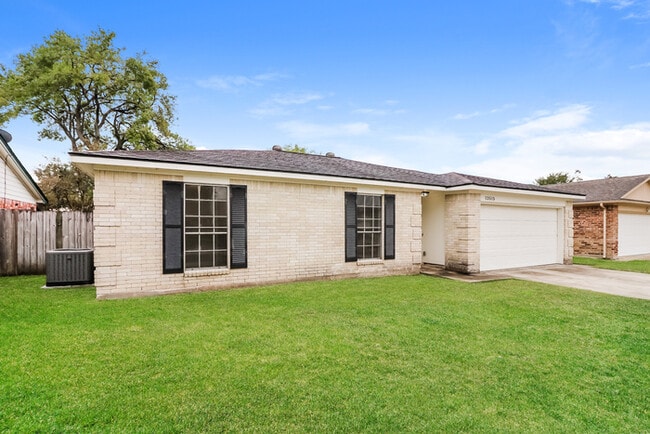 13515 Greywood Dr in Sugar Land, TX - Building Photo - Building Photo