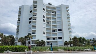 1000 Longboat Club Rd in Longboat Key, FL - Building Photo