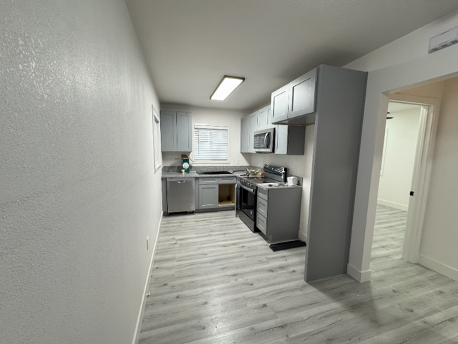 2300 Brundage Ln in Bakersfield, CA - Building Photo - Building Photo