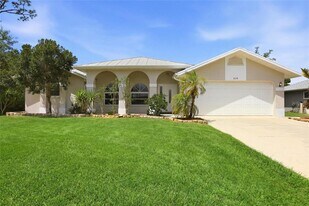 830 Columbia St in Port Charlotte, FL - Building Photo